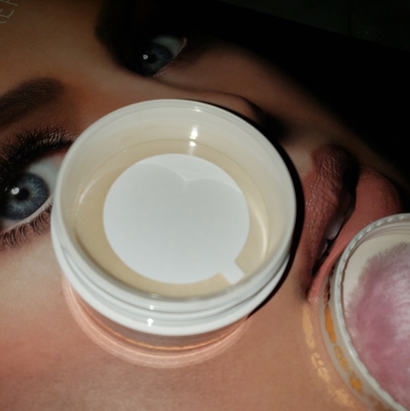 Pretty Vulgar Setting Powder - Picture 4 of 4